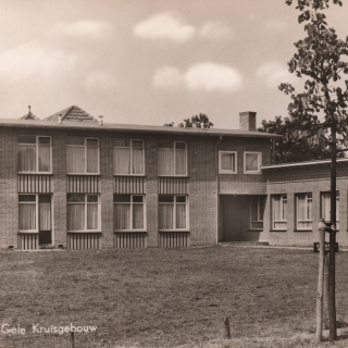 134-Het Wit-Gele Kruisgebouw werd gebouwd in 1959, afgebroken in 2003 en stond op de hoek Molenakkers-Schoolstraat.