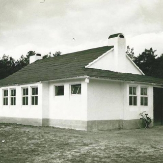 135-Dit is het oude Jeugdhuis. Het stond op de Speelweide waar toen nog geen woningen waren gebouwd. De opening was in 1964.