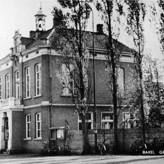 136-Dit oude gemeentehuis, tegenover de ingang van de kerk, had als bouwjaar 1878. Bijna alle gebouwen in het toenmalige centrum werden gesloopt in de zeventiger jaren van de vorige eeuw. 