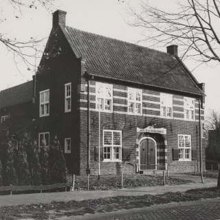 137-Het Parochiehuis aan de Gemertseweg in Bakel is een rijksmonument en is gebouwd in 1934. Het doet dienst als gemeenschapshuis.