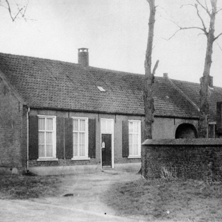 138-Dit gebouw, dat aan het Gildepad in Bakel grenst, werd in 1830 gebouwd als 2-klassige school waar later nog een meesterwoning aan vast werd gebouwd. In de loop der tijd diende het ook als gevangenis en als huishoudschool. Momenteel doet het dienst als Heemkamer voor de Heemkundekring, als schutskamer voor het gilde en als tentoonstellingsruimte voor Musis Sacrum.