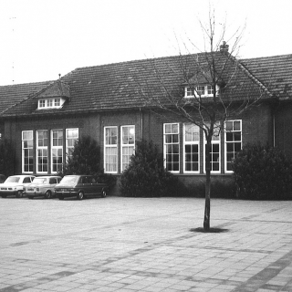 139-Deze jongensschool uit 1923, de latere Willibrordusschool, werd in de jaren zeventig van de vorige eeuw een gemengde school. Hij stond in de Schoolstraat, waar nu De Bakelaar staat.