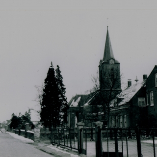 142-Het Kerkeind in Milheeze. Het gebouw voor de kerk was de pastorie, op de voorgrond het koetshuis (sigarenfabriek).