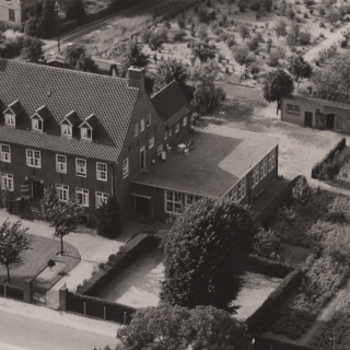 143-Dit voormalige klooster in Milheeze heeft als bouwjaar 1937. De Zusters van Onze Lieve Vrouw uit Tegelen kwamen naar hier en begonnen met de wijkverpleging. Verder leidden ze de kleuterschool en gaven naai- en kooklessen. Ook de bejaardenzorg namen ze op zich. In 2003 werd het klooster opgeheven.