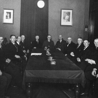 153-Een foto uit 1937 van het toenmalige gemeentebestuur met burgemeester Wijtvliet als derde van links.