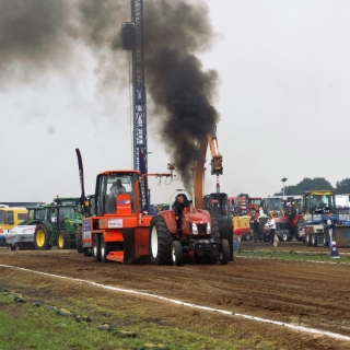 155-Tractor Pulling op Heidveld in 2017. Tractor Pulling Bakel is opgericht in 1981, en organiseert sinds 1984 jaarlijks terugkerende wedstrijden. Er worden verschillende standaardklassen verreden, van 3,5 ton tot en met 12 ton. De pullers worden ondersteund door de sleepwagen. Het spektakel wordt feestelijk afgesloten met bands in de Tractorpulling-feesttent.