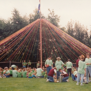 156-Kindervakantiewerk in Milheeze. Foto gemaakt in 1996. KVW Milheeze is gestart in 1971, en organiseert jaarlijks een activiteitenweek in de zomervakantie voor de basisschoolkinderen.