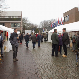 160-Kerst-Cultuurmarkt  in Bakel op het Wilbertsplein in 2015. De organisatie is in handen van de Ondernemers Vereniging Bakel, daarbij ondersteund door de Stichting Club Zonder Naam.  Op 14 december 1993 vond in Bakel de eerste kerstmarkt plaats. De markt vloeide voort uit de Van-alles-wa-week. Ondernemers, kunstenaars en tal van verenigingen werken samen om bezoekers een warm kerstgevoel te bezorgen. Tegenwoordig vindt tijdens de markt ook de bekendmaking van de Bakelse Bakelnaar plaats.