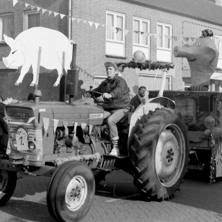 161-Carnavalsoptocht in de Dorpsstraat in Bakel in 1988. Carnavalsvereniging de Pierewaaiers uit Bakel is ontstaan in café Vermulst in het jaar 1963. De Pierewaaiers organiseren sindsdien elk jaar het carnavalsfeest in Bakel.