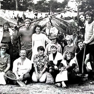 162-Leiding van de kindervakantieweek in Bakel, in de beginjaren. In 1972 is Kindervakantiewerk Bakel ontstaan, met als doel het organiseren van een week van activiteiten voor de kinderen in de grote schoolvakantie. Sindsdien is het een jaarlijks terugkomend evenement voor basisschoolkinderen, georganiseerd door een groep enthousiaste Bakelse mensen.