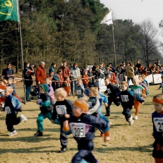 165-De hardloopwedstrijd ‘Hel van Bakel’ wordt al 33 jaar georganiseerd door Zomerkamp Milheeze. Foto gemaakt in 1996. Deelnemers uit Bakel en verre omstreken komen ieder jaar naar Bakel om deel te nemen aan de Hel van Bakel. Jong en oud loopt over een goed verzorgd parcours door de bossen rondom de Zandse Berg.