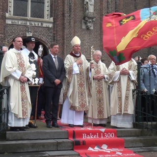 172-Vendelgroet van het Sint Willibrordus Gilde na afloop van de Pontificale hoogmis