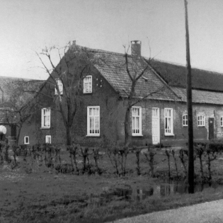 184-Neerstraat 11 in Bakel, Museum de Tolbrug. Langgevelboerderij gebouwd in 1910.