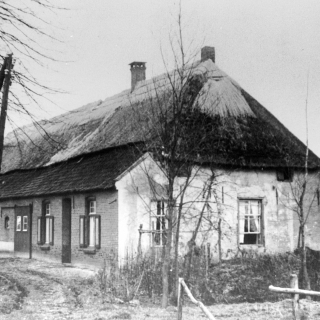 185-Esp 3 in Bakel, familie Kanters.  Espesche of Commandeurshoeve. Sinds 1485 was de Commanderij Gemert van de Duitse Orde eigenaar. De hoeve was voorzien van een gracht waarvan een restant nog aanwezig is. 