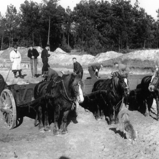 191-Wekenlang kwamen boeren uit Bakel, Milheeze, De Rips en Brouwhuis naar het bouwterrein om gratis het grondwerk te verzorgen.