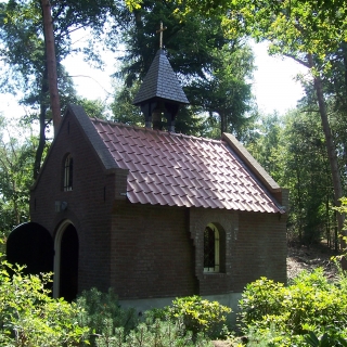 193-Het kapelletje met Mariabeeld. Onder het kapelletje bevindt zich een vleermuiskelder.