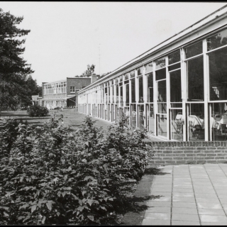 194-Het gebouw op de voorgrond was voor patiënten, het gebouw op de achtergrond was voor het personeel. Circa 1975-1980.