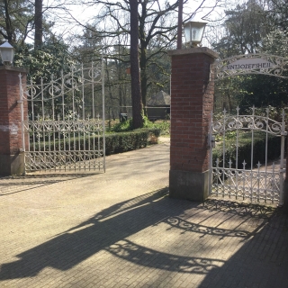 195-Deze toegangspoort stond aan de ingang van St.-Jozefsheil en is later verplaatst naar elders op het terrein.