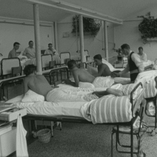 196-De patiënten op de mannenafdeling van het sanatorium.