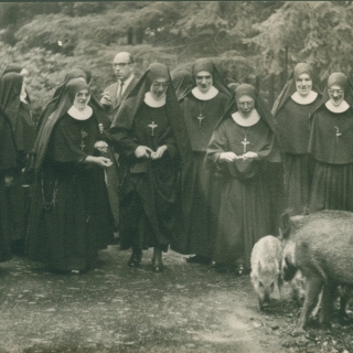 197-Vanaf het begin namen de zusters de verzorging van de patiënten op zich. Op de foto zijn de zusters te zien tijdens hun jaarlijkse uitje. 