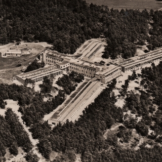 198-Overzichtsfoto van het sanatorium vanuit de lucht.