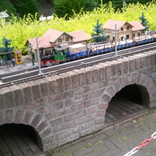 201-Met een druk op de knop kun je de treintjes laten rijden in Bospark Bakel. Deze miniatuurspoortrein is hersteld en ziet er weer uit zoals vroeger.