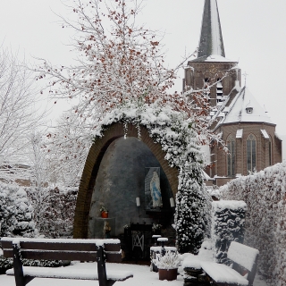 203-Julianastraat: De nieuwe Mariagrot van de zusters Franciscanessen. Feestelijke inwijding op 8 oktober 2002.