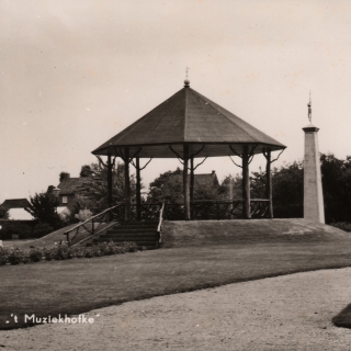 205-In 1954, bij het 80-jarig bestaan van fanfare Musis Sacrum werd een muziektuin aangelegd met een kiosk: “het Muziekhofke”. Nu staan er woningen op deze plaats.