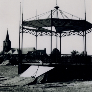 207-In 1959 werd de muziekkiosk op het Kerkeind in Milheeze officieel geopend. Al snel werd hij verplaatst naar de Akkerweg. Deze foto laat de kiosk zien na vernielingen in 1962.
