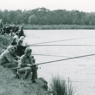 208-De Wethouder Slitsvijver in Milheeze werd in 1974 geopend door burgemeester Opheij.