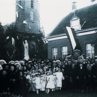 209-Het kerkplein van Milheeze in 1920.