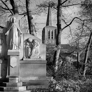 215-Aan de Gemertseweg, voorheen de Vd Poelstraat, staat het Heilig Hartbeeld, gemaakt in 1920 door Johannes Petrus Maas. Tekst: “Geschonken als blijde herinnering aan het 40 jarig priesterfeest van hun pastor F. van Zeeland, de parochianen van Bakel”.