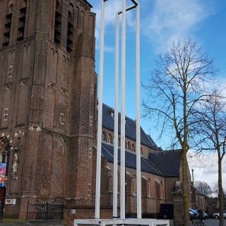 217-Aan het Sint Wilbertsplein / Dorpsstraat te Bakel staat sinds 1994 dit stalen beeld “Bakel Milheeze Rips”, gemaakt door Thijs van Kimmenade, als herinnering aan de gemeente Bakel en Milheeze, vóór de herindeling met Gemert.