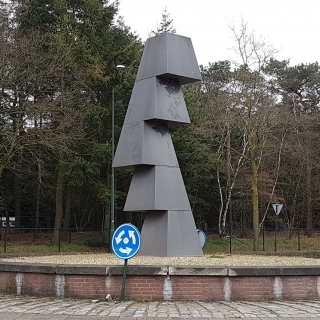 218-Bij Roessel (rotonde), staat sinds 1998 “Verschoven Stapeling”, gemaakt door Niko de Wit. 