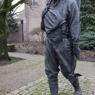 220-Aan het Simonisplein in Milheeze staat in brons “de Peelwerker”,  aangeboden aan de gemeenschap van Milheeze bij gelegenheid van het 90-jarig bestaan van de coöperatieve Rabobank Milheeze, op 15-12-1989. Gemaakt door Toon Grassens.