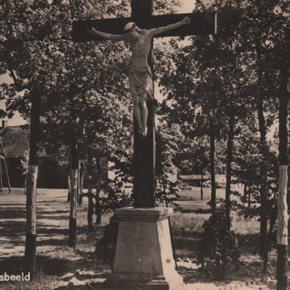 221-Kruisbeeld, tegenwoordig aan de rotonde in Milheeze langs de weg Deurne – De Rips. Vroeger was op deze plek een grote splitsing.