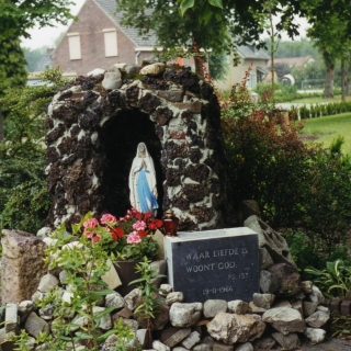 222-Deze Lourdesgrot, in 1956 ingezegend, was een geschenk van de inwoners van Milheeze aan de zusters, als teken van hun Mariadevotie én van  hun genegenheid ten opzichte van de zusters. In 2009 is de grot met het Mariabeeld verplaatst naar de pastorietuin.