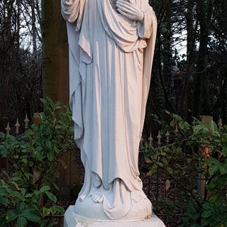 223-In Milheeze aan het Simonisplein staat het Heilig Hartbeeld uit 1920 met de tekst: “De parochianen van Milheeze, uit dankbaarheid 1845 – 1920”.
