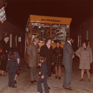 228-Foto gemaakt bij de opening van de  Spar in 1972. Op de achtergrond de 'winkelwagen', een kleine rijdende supermarkt.