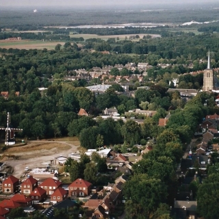 236-Luchtfoto Bakel, links zie je de molen en rechts de kerk. Foto uit 2003.