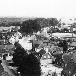237-Foto genomen vanuit de kerk van de Dorpsstraat in Bakel richting Milheeze. Foto gemaakt omstreeks 1970.