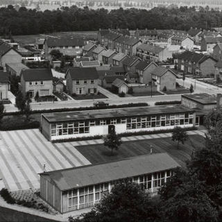 238-Wilhelminastraat in Bakel. Op de voorgrond de meisjesschool, waar in 2005 woningen voor in de plaats zijn gekomen. Een mooi zicht op een gedeelte van de Oranjewijk. Foto gemaakt omstreeks 1970.