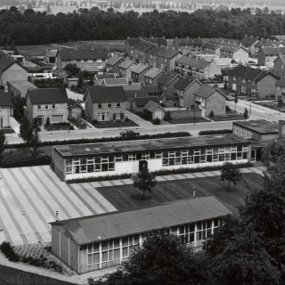 238-Wilhelminastraat in Bakel. Op de voorgrond de meisjesschool, waar in 2005 woningen voor in de plaats zijn gekomen. Een mooi zicht op een gedeelte van de Oranjewijk. Foto gemaakt omstreeks 1970.