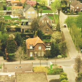 240-Luchtfoto Milheeze. Te zien zijn het Kerkeind en de Berken. Foto uit 2000.
