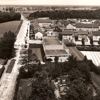 241-De Bernhardstraat in Bakel. In het midden de gymzaal waar nu de Kleine Kapitein staat. Rechts de speelplaats van de meisjesschool. Foto uit de jaren 70 van de vorige eeuw.