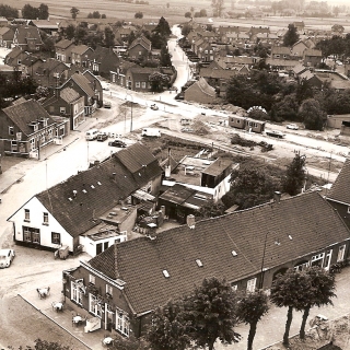 242-Bovenaanzicht van de diverse horecazaken in de Van de Poelstraat in Bakel. Vroeger was deze straat de doorgaande weg, op de foto is te zien dat de Schoolstraat verbonden wordt met de Gemertseweg. Foto uit 1972.