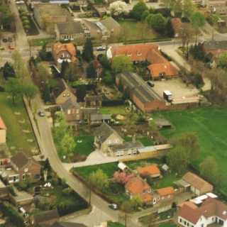 246-Luchtfoto Milheeze. Links zie je de Berken, de achterkant van het klooster en het kerkplein. Foto uit 2000.