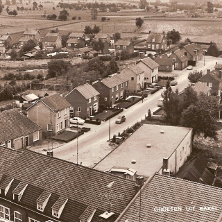 247-Foto van de Viltstraat in Bakel, genomen vanuit de kerk. Omstreeks 1975.