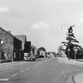 249-De Schoolstraat in Bakel. Foto uit 1973, genomen voor de kruising met de Molenakkers en de Nieuwe Uitleg.