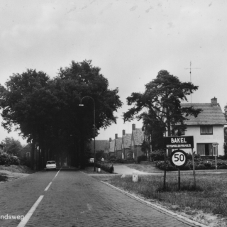 250-Helmondsestraat in Bakel. Rechts de afslag naar de Nieuwe Uitleg, nu loopt er een voetpad.